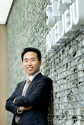 M-STAY 박장호 대표님 미소짓는 사진